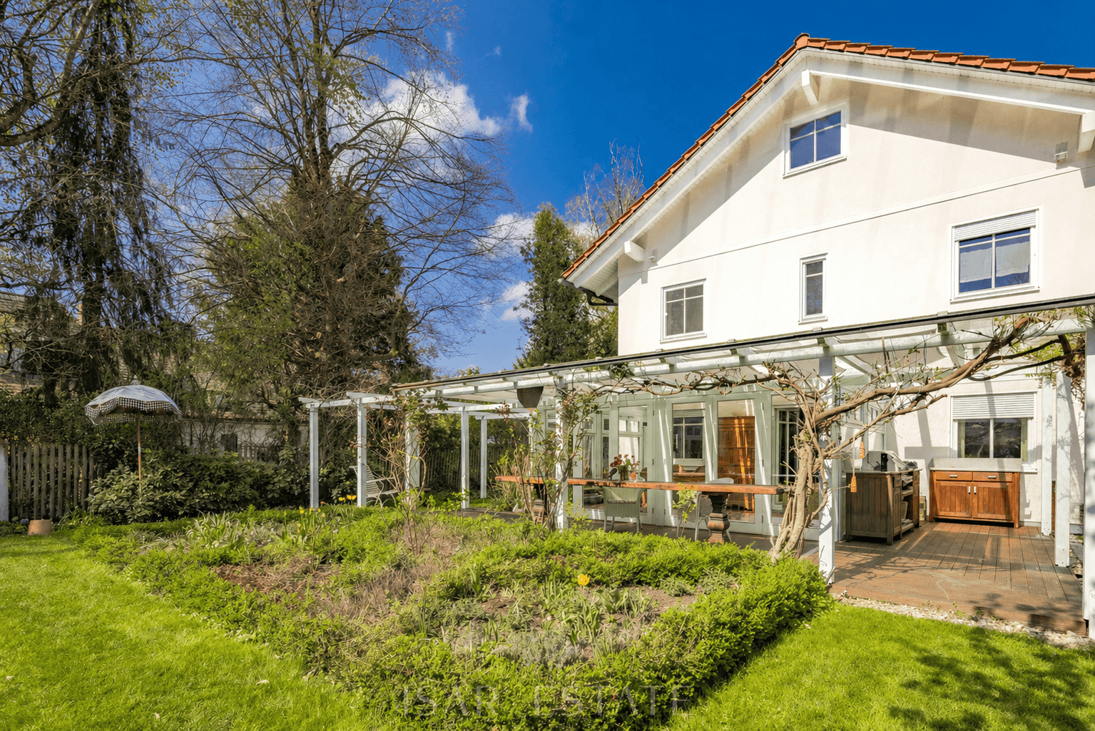 Haus mit Wintergarten und Terrasse